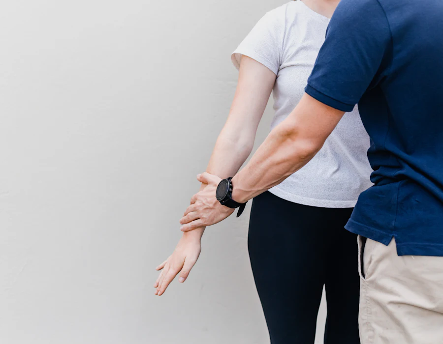 Fizjoterapeuta pracuje z pacjentem nad ruchomością barku